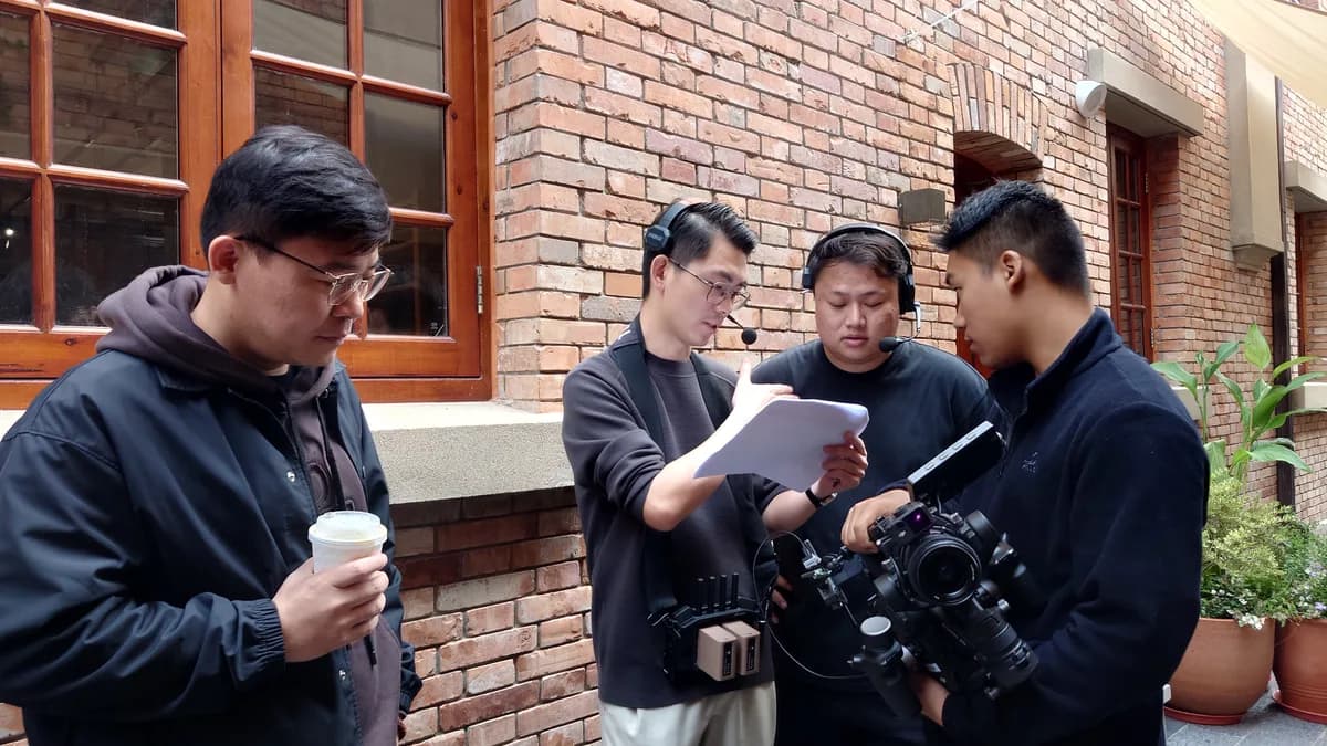 A conversation on set